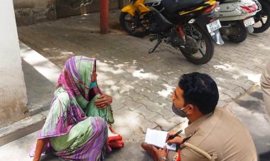 प्रयागराज- 'खाकी' का बुजुर्ग के प्रति सम्मान, जमीन पर बैठकर लिखी फरियाद