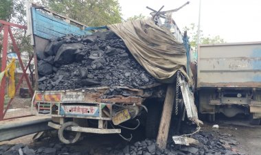 प्रयागराज- झूंसी पुल पर 2 ट्रकों की टक्कर