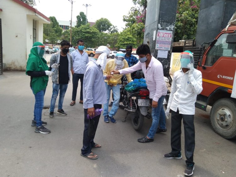 उम्मीद संस्था व एपीजे अब्दुल कलाम भोजन बैंक संस्था के द्वारा जरूरतमन्दों को किया जा रहा है भोजन वितरण