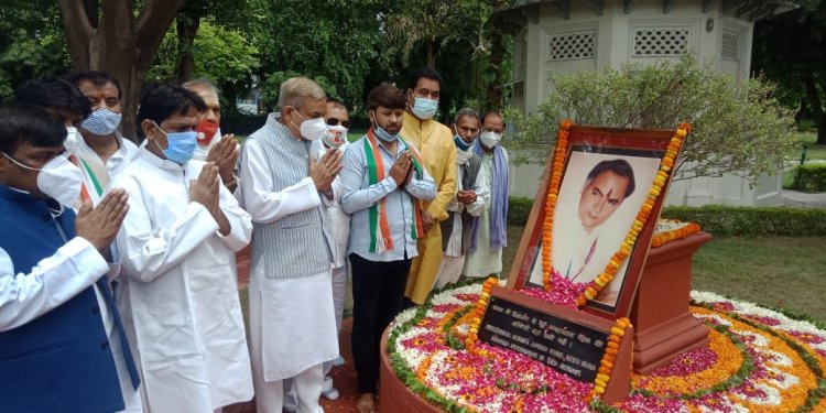 देश के पूर्व प्रधानमंत्री राजीव गांधी की आज पुण्यतिथि