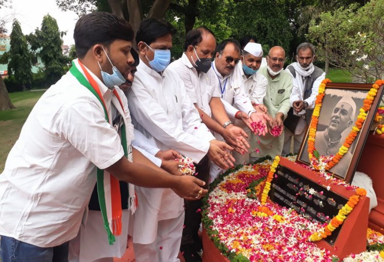 देश के पूर्व प्रधानमंत्री पं०नेहरू की पुण्यतिथि पर कांग्रेसियों ने किया स्मरण