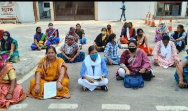 महिलाओं ने आईजी कार्यालय का किया घेराव