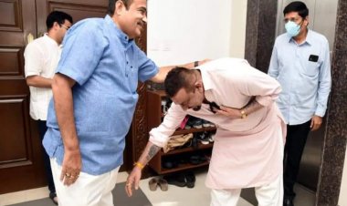 नागपुर में गडकरी से मिले संजय दत्त, पैर छूकर आशीर्वाद लिया