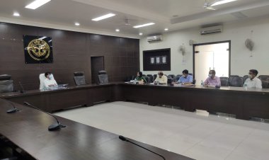 प्रयागराज: मंडलायुक्त ने मुख्यमंत्री अभ्युदय योजना के कार्यों की प्रगति समीक्षा की