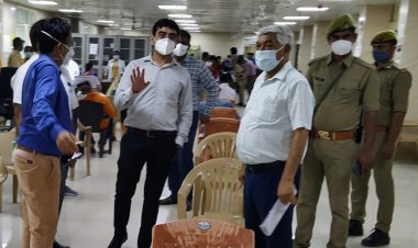 जिलाधिकारी ने वैक्सीनेशन सेंटर का किया निरीक्षण