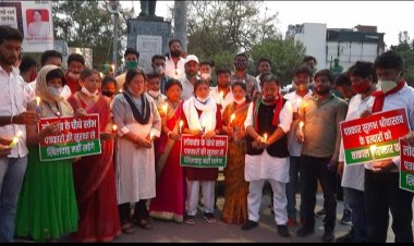 पत्रकार सुलभ श्रीवास्तव को सपाईयों ने कैंडल जला कर दि श्रद्धांजलि, सुभाष चौराहे तक निकाला विरोध मार्च