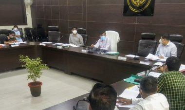 मण्डलायुक्त ने संचालित योजनाओं के क्रियान्वयन एवं निर्माण कार्यों के साथ-साथ राजस्व वसूली में तेजी लाने के दिये निर्देश