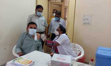 कौशाम्बी: वैक्सीन की पहली डोज लगवा सांसद ने सुरक्षित होने का किया दावा