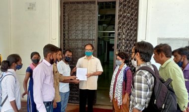 दिशा छात्र संगठन की ओर से अंक सुधार परीक्षा कराने  के लिए परीक्षा नियंत्रक को ज्ञापन सौंपा गया