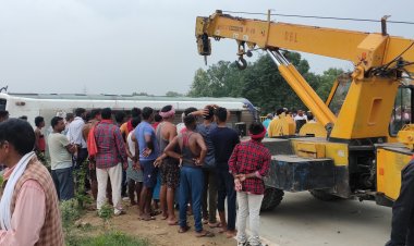 डिवाइडर से टकराकर बस पलटी, 20 यात्री घायल, छह गम्भीर