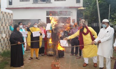 महबूबा मुफ्ती के बयान से नाराज मुस्लिम महिलाओं ने पाकिस्तान का फूंका पुतला