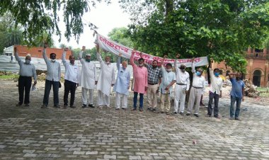 प्रयागराज: आपातकाल की 46वीं बरसी पर काला फीता बांधकर मनाया विरोध दिवस