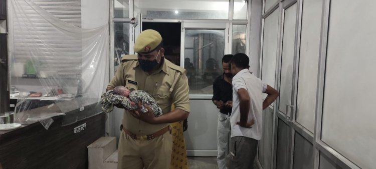 प्रयागराज पुलिस का मानवीय चेहरा, सड़क पर दर्द से तड़प रही महिला  को अस्पताल पहुंचा