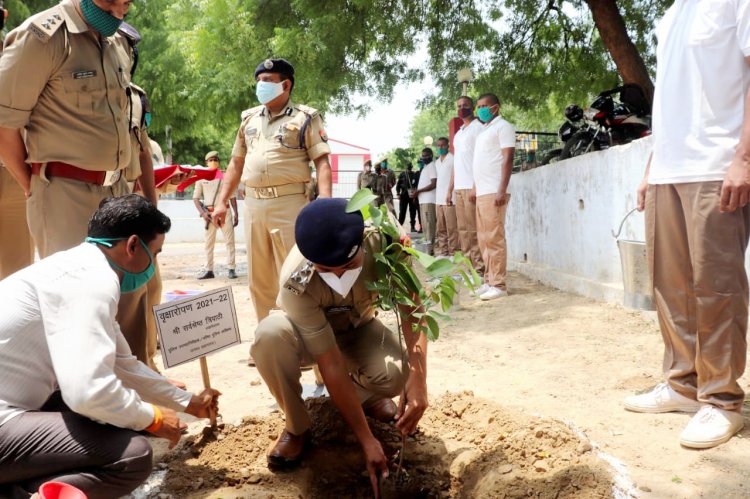 प्रयागराज- विश्व पर्यावरण दिवस पर पुलिस लाइन में वृक्षारोपण