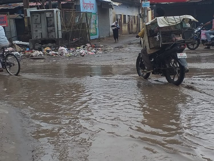 गर्मी से राहत के साथ-साथ शहर वासियों के लिए मुसीबत बनी बरसात