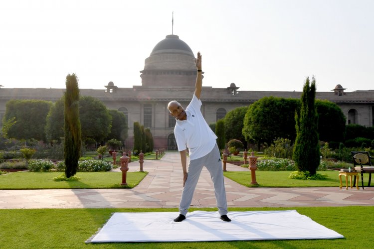 राष्ट्रपति-उपराष्ट्रपति ने घर पर योग कर मनाया अंतरराष्ट्रीय योग दिवस