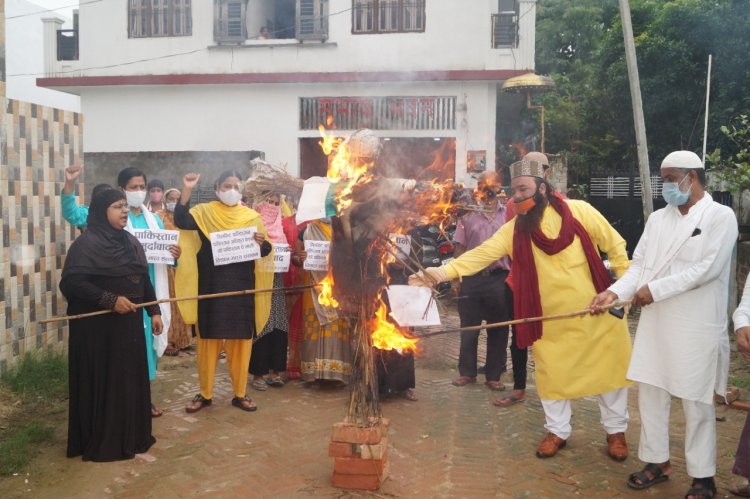 महबूबा मुफ्ती के बयान से नाराज मुस्लिम महिलाओं ने पाकिस्तान का फूंका पुतला