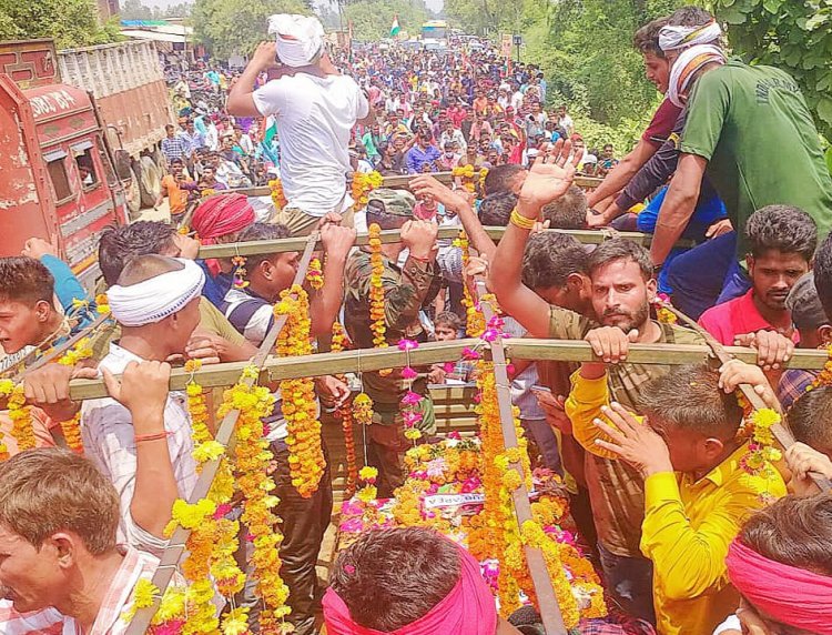 प्रतापगढ़: शहीद के अंतिम दर्शन के लिए उमड़ा जन सैलाब