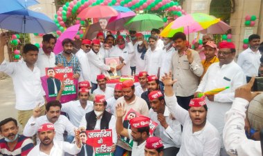 अखिलेश यादव के जन्मदिन पर प्रयागराज मे केक काटने के साथ मास्क व छाता बाँटा गया