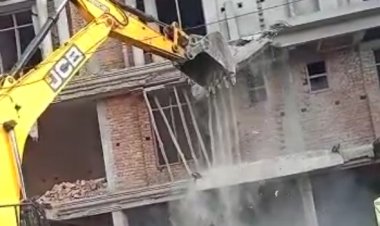 पूर्व सांसद दाऊद की अवैध इमारत पर चला योगी सरकार का बुलडोजर