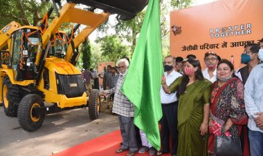 शहर की सफाई के लिए महापौर अभिलाषा गुप्ता नंदी ने जेसीबी मशीन का किया उद्घाटन