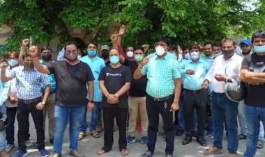 प्रयागराज में कोचिंग संचालकों का प्रदर्शन, कोचिंग संस्थान खोलने की माँग