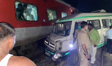 चंदौली : ट्रेन से टकराई एम्बुलेंस, यात्रियों में मचा हड़कंप