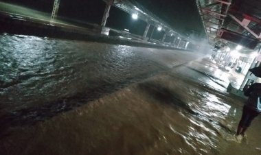 मुंबई के कसारा में पहाड़ी का हिस्सा धसकने से मध्य रेलवे की सेवा बाधित,11 गाड़ियां रद्द