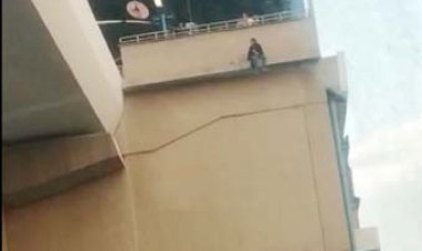 खुदकुशी के लिए मेट्रो स्टेशन पर चढ़ी युवती