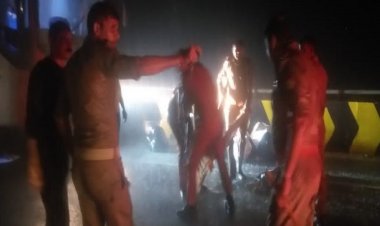 बाराबंकी में भीषण हादसा, बिहार जा रही बस में ट्रक ने मारी टक्कर, 18 लोगों की मौत