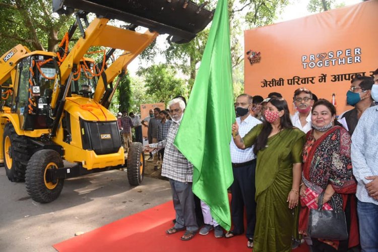 शहर की सफाई के लिए महापौर अभिलाषा गुप्ता नंदी ने जेसीबी मशीन का किया उद्घाटन