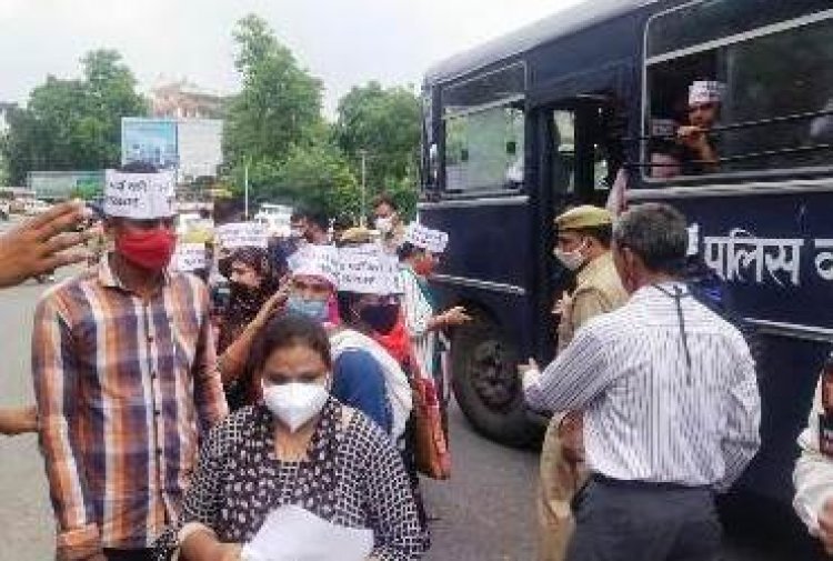 मुख्यमंत्री आवास चौराहे से हिरासत में लिए गये सहायक अध्यापक भर्ती आंदोलनकारी