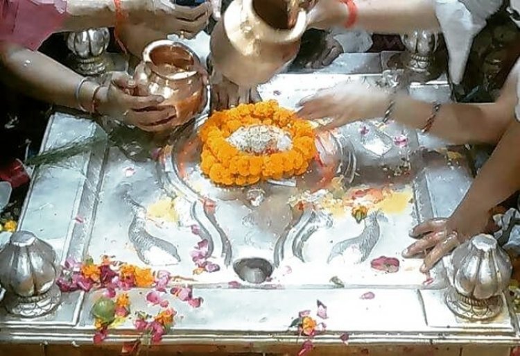 बम-बम की गूंज से गूंज रही छोटी काशी कानपुर, शिवालयों में भक्तों ने की पूजा-अर्चना