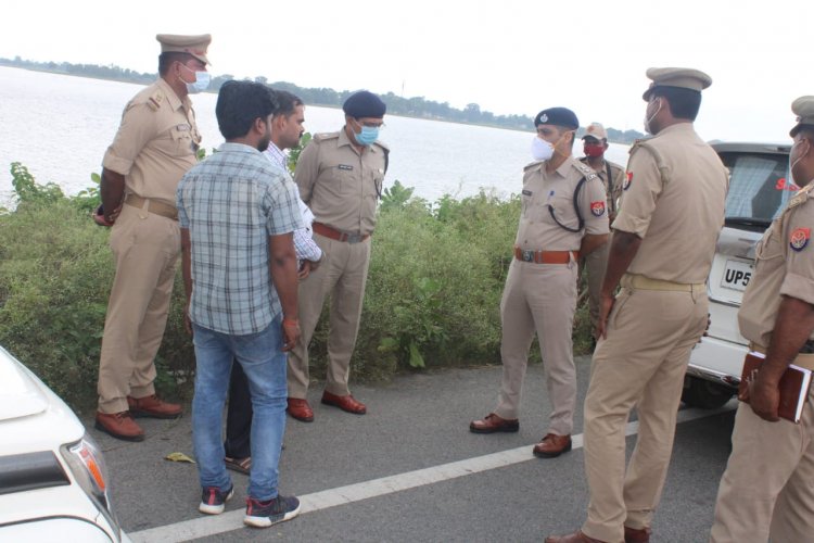 गाड़ी पंचर है कह सर्राफा दंपति से लूट लिया आठ लाख का सोना