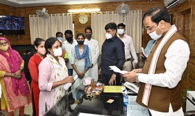 उपमुख्यमंत्री ने लगाया जनता दर्शन, समस्याओं के निदान का दिया आश्वासन