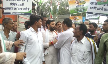 फतेहपुर: भाजपा गद्दी छोड़ो पैदल मार्च में कांग्रेसी आपस में भिड़े, हुई धक्का-मुक्की