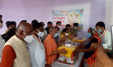 बाढ़ पीड़ित 20 परिवारों को सीएम ने दी राहत किट, कहा-पीड़ितों के साथ खड़ी सरकार