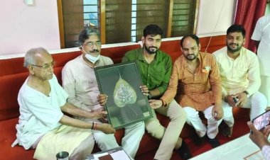 पीपल के पत्ते पर सुई की नोक से छिद्र कर बनाया गया श्रीराम जन्मभूमि का मॉडल