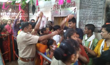 फूलों और रत्नों से मां विंध्यवासिनी व अष्टभुजा देवी का किया श्रृंगार