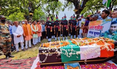 कौशाम्बी में शहीद नरेन्द्र का हुआ अंतिम संस्कार, अंतिम दर्शन को उमड़ी भीड़