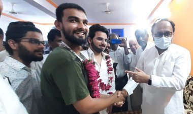 प्रयागराज:खेल दिवस पर मेजर ध्यानचंद को श्रद्धांजलि अर्पित कर याद किया