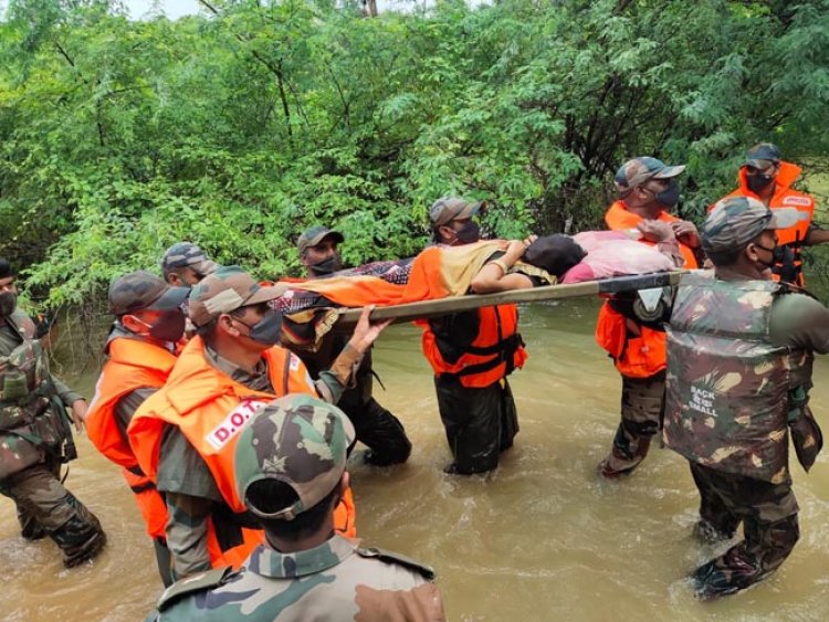 प्रयागराज : रेड ईगल डिवीजन ने 135 ग्रामीणों को बाढ़ग्रस्त गांवों से निकाला