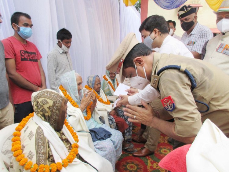 प्रतापगढ़ में आजादी का अमृत महोत्सव के अवसर पर शहीदों के परिजनों का हुआ सम्मान