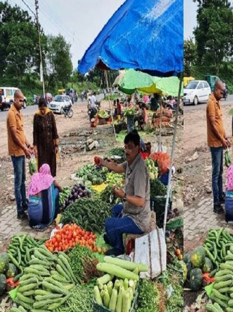 आईएएस डाॅ.अखिलेश मिश्रा का सब्जी बेचते हुए फोटो वायरल, दी सफाई