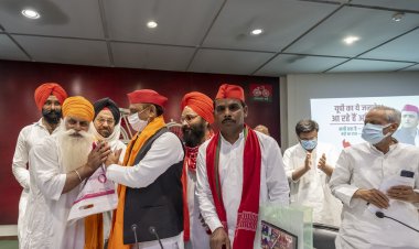 अखिलेश यादव ने देवा शरीफ के हाजी साहब की मजार पर चढ़ाने के लिए भेजी चादर