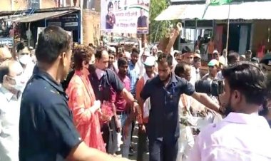 प्रियंका पहुंची रायबरेली हनुमान मंदिर में टेका मत्था