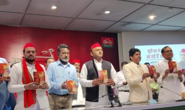 अखिलेश यादव ने छत्रपति शिवाजी महाराज और मुसलमान पुस्तक का अनावरण किया