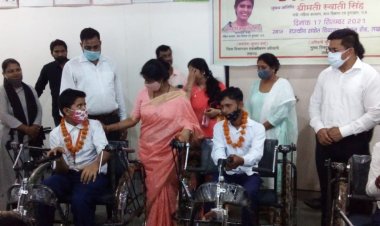 प्रधानमंत्री के जन्मदिन पर स्वाती सिंह ने दिव्यांग बच्चों को बांटे फल व उपकरण