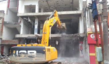 मुख्तार अंसारी के साथी कोयला माफिया की चार मंजिला इमारत को ढहाया