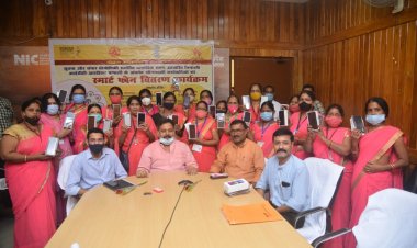 योगी सरकार ने आंगनबाड़ी कार्यकत्रियों को दिए स्मार्टफोन